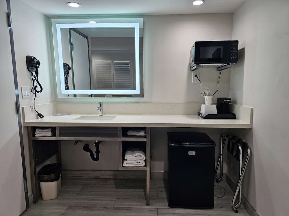 Travelodge by Wyndham Fullerton Near Anaheim gallery photo in Fullerton, CA — image 10