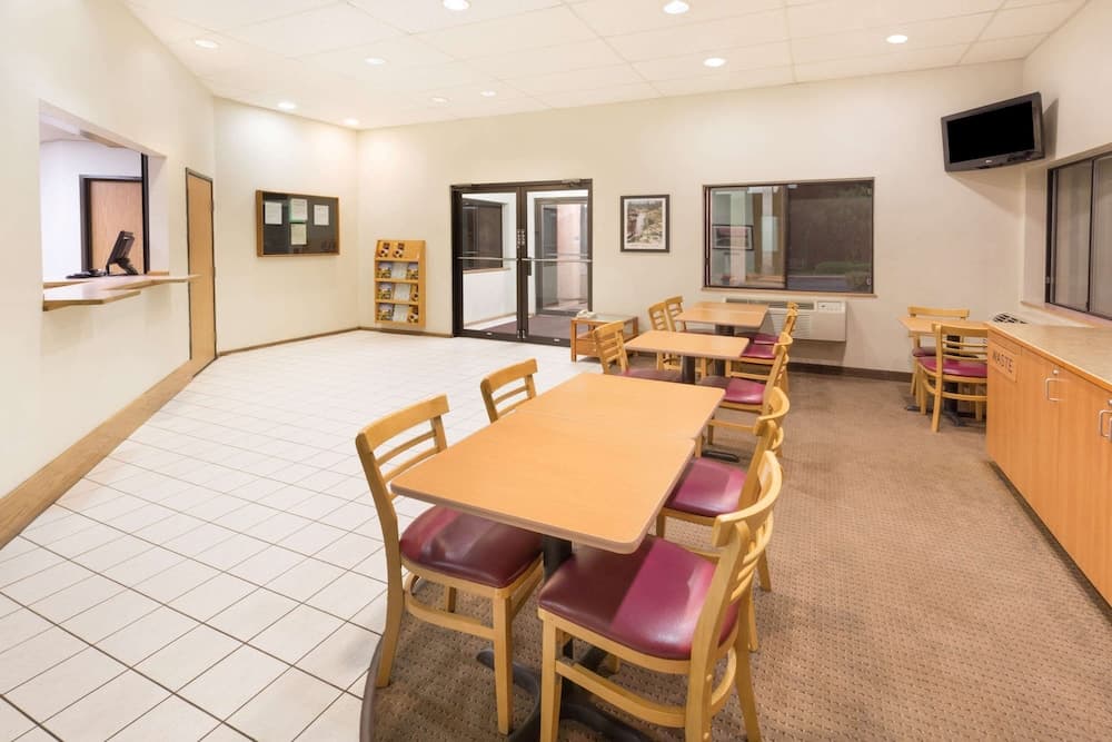 Super 8 by Wyndham Bend property views in Bend, OR — gallery photo 3
