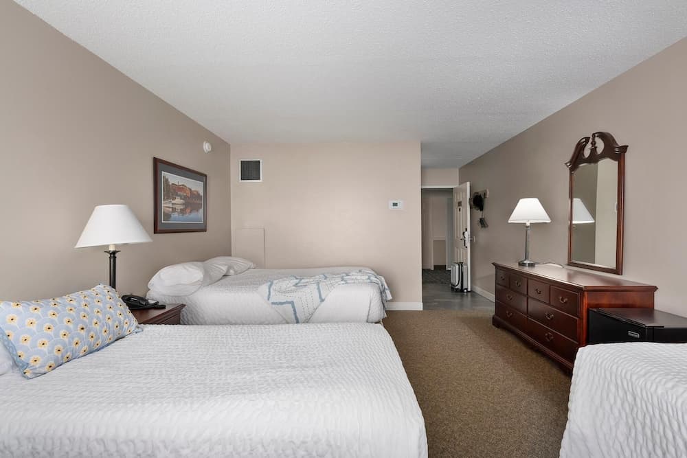Top Floor Family Deluxe Bay View interior in North East, MD — gallery photo 2