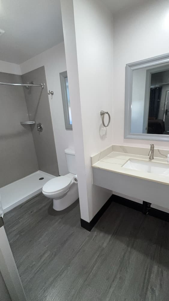 6 Rivers Motel Fortuna near Hwy 101 property views in Fortuna, CA — gallery photo 3