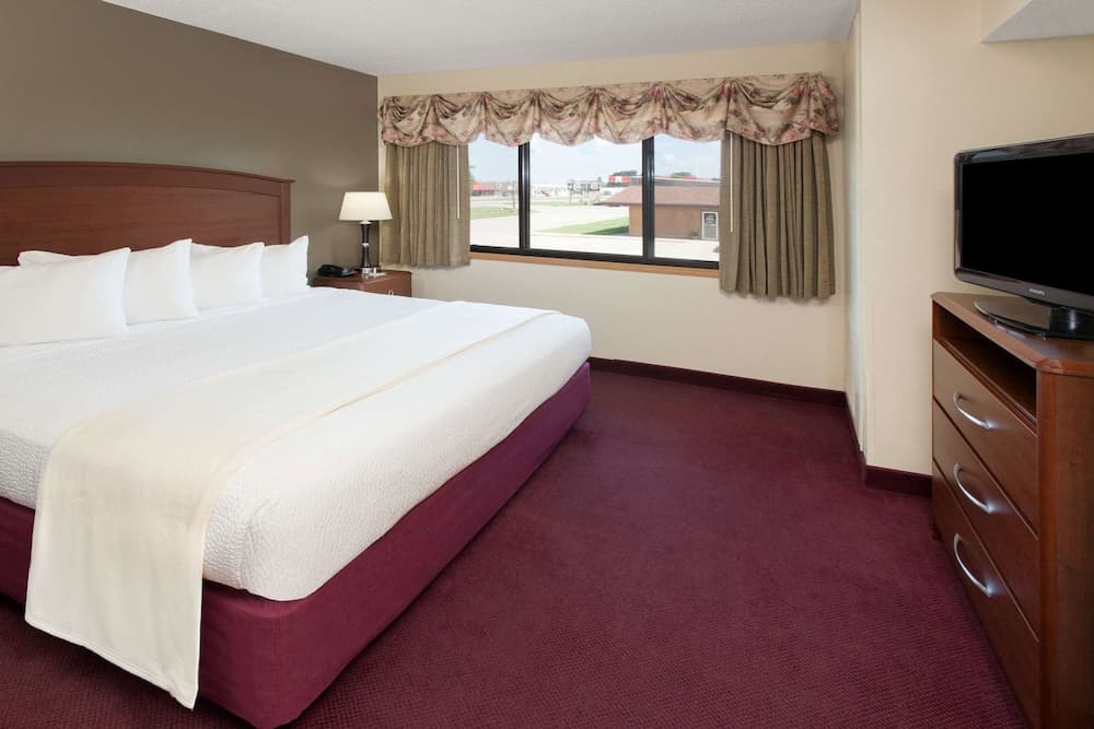 AmericInn by Wyndham Iowa Falls interior in Iowa Falls, IA — gallery photo 2