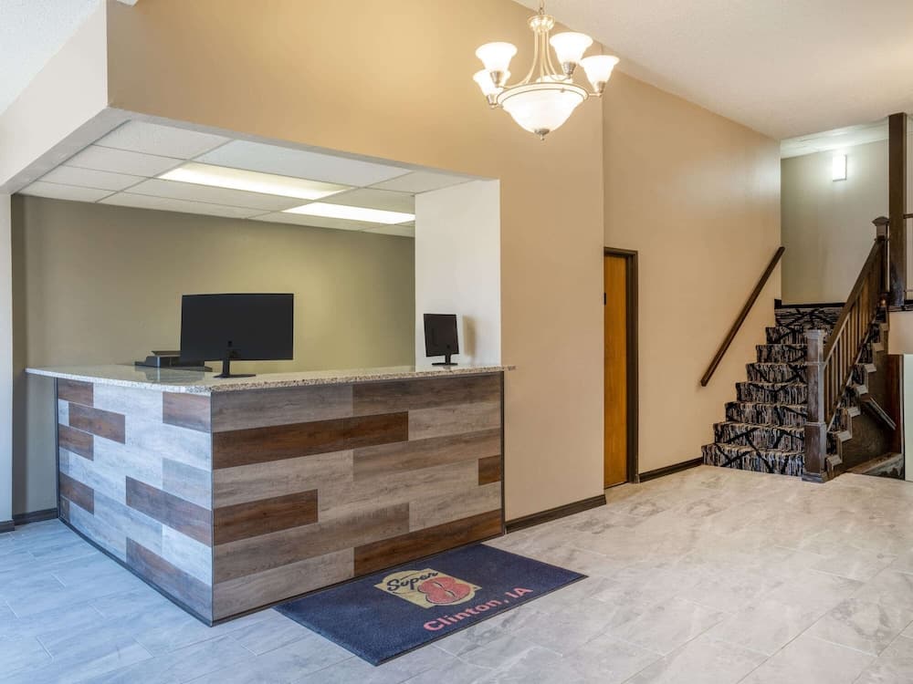 Super 8 by Wyndham Clinton property views in Clinton, IA — gallery photo 3