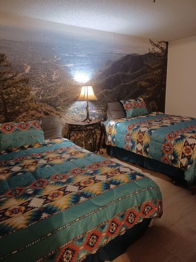 Motel 229 @ Garden of the Gods interior in Manitou Springs, CO — gallery photo 2