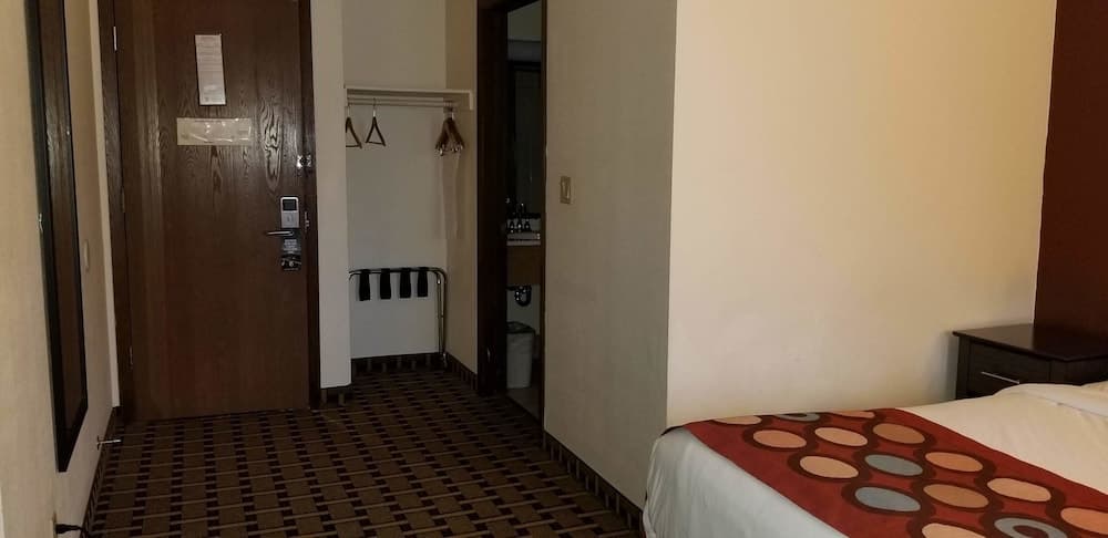 Super 8 by Wyndham Ashland interior in Ashland, WI — gallery photo 2