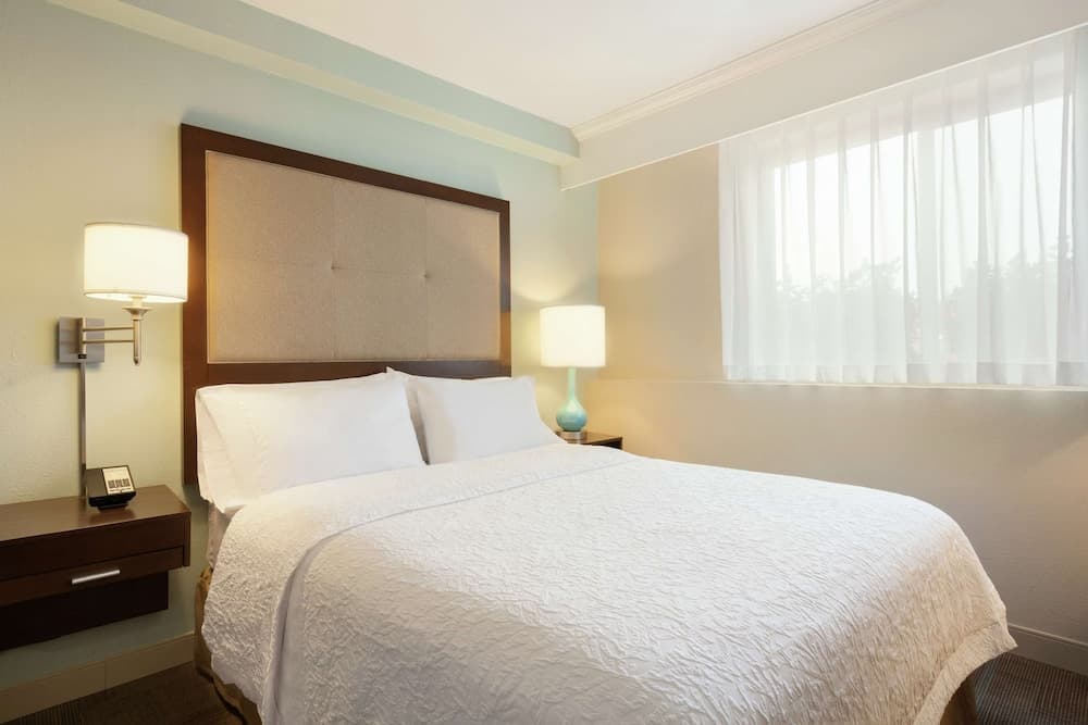 Hampton Inn Clackamas interior in Clackamas, OR — gallery photo 2