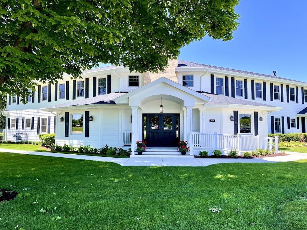 The Belfry House featured exterior or lobby in Williams Bay, WI — similar hotel