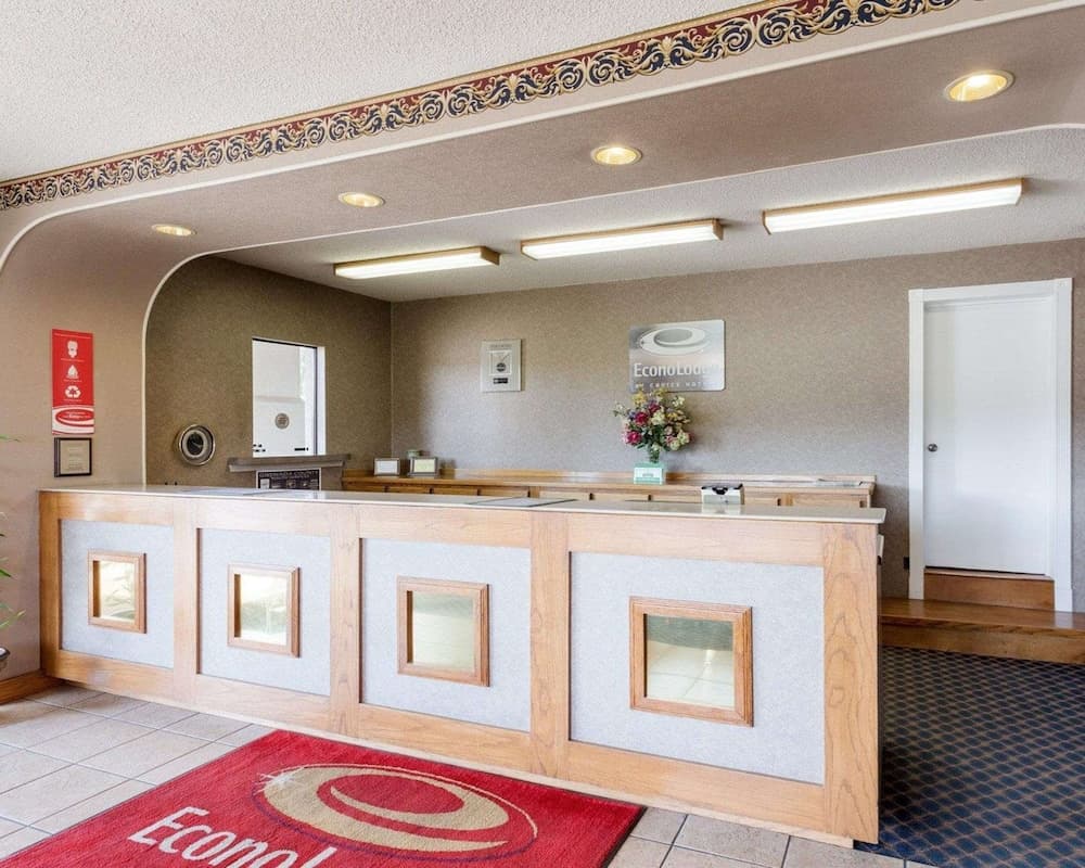 Econo Lodge Grenada interior in Grenada, MS — gallery photo 2