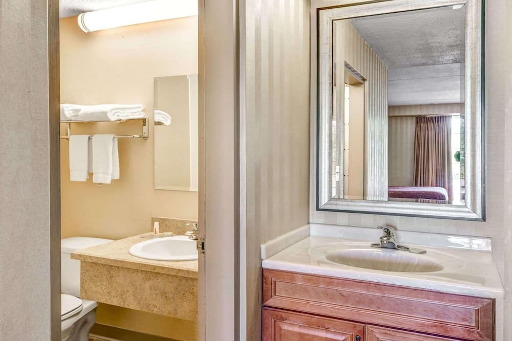 HomeSpring Inn & Studios interior in Rocky Hill — gallery photo 2