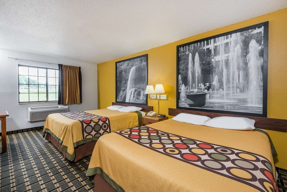 Super 8 by Wyndham Coshocton Roscoe Village property views in Coshocton, OH — gallery photo 3