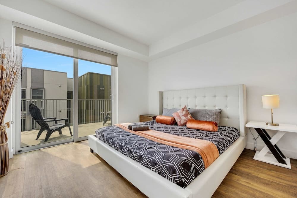 Stylish 2BR Family Apartment by Dtla property views in Los Angeles, CA — gallery photo 3
