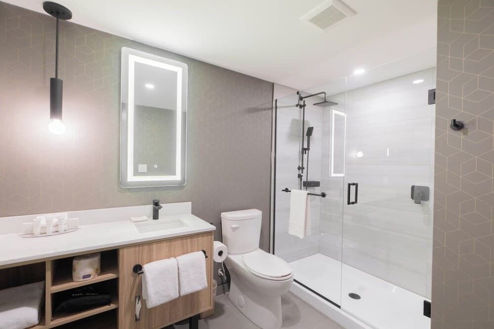 Sandman Signature Dallas Las Colinas Hotel & Suites interior in Irving, TX — gallery photo 2