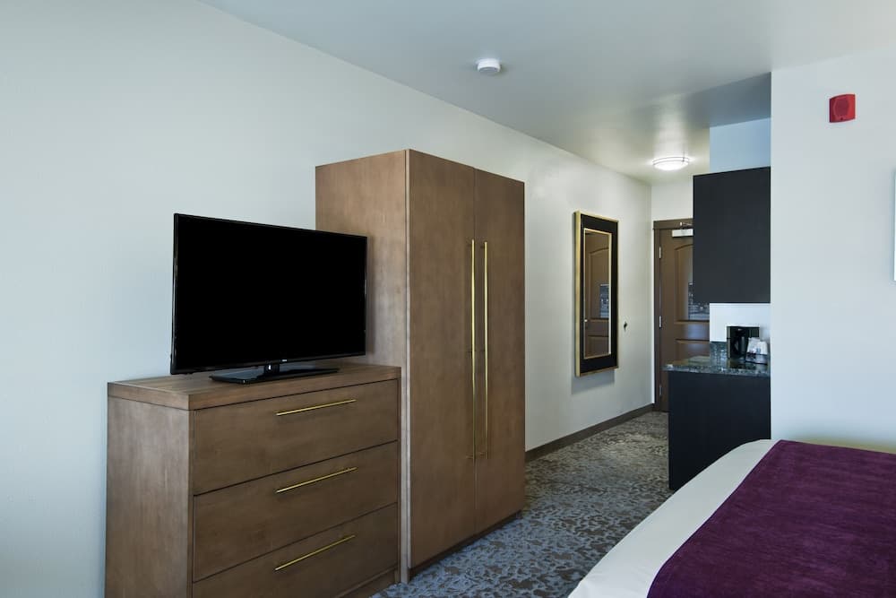 Oxford Suites Sonoma County property views in Rohnert Park, CA — gallery photo 3