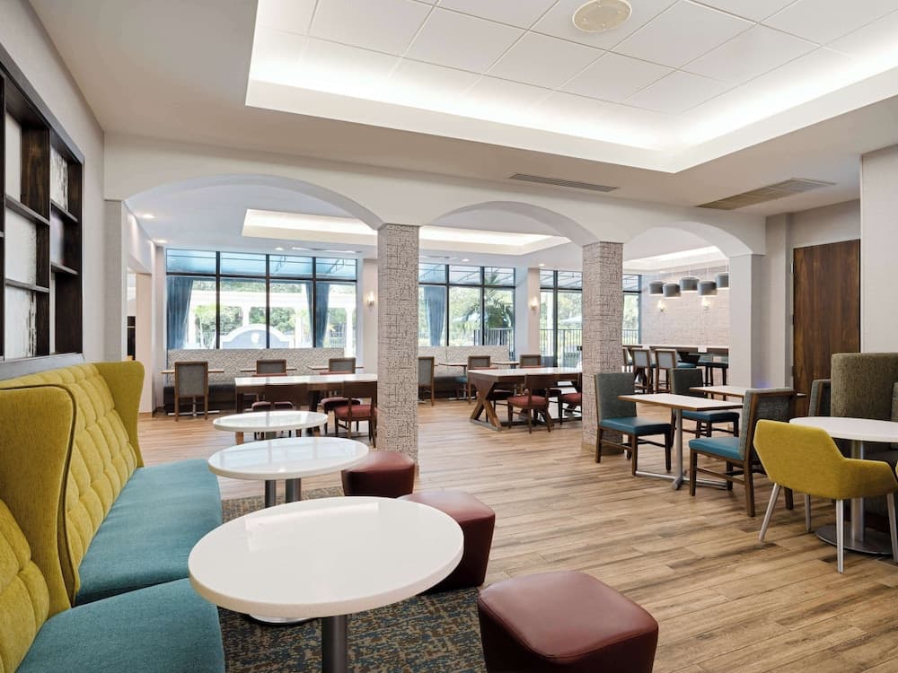 Hampton Inn Boca Raton-Deerfield Beach interior in Deerfield Beach, FL — gallery photo 2
