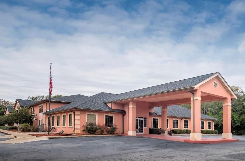 MY HOME & SUITES MADISON featured exterior or lobby in Madison, GA — similar hotel