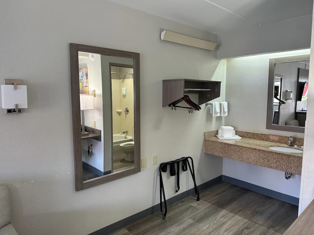 Econo Lodge Hickory gallery photo in Hickory, NC — image 8