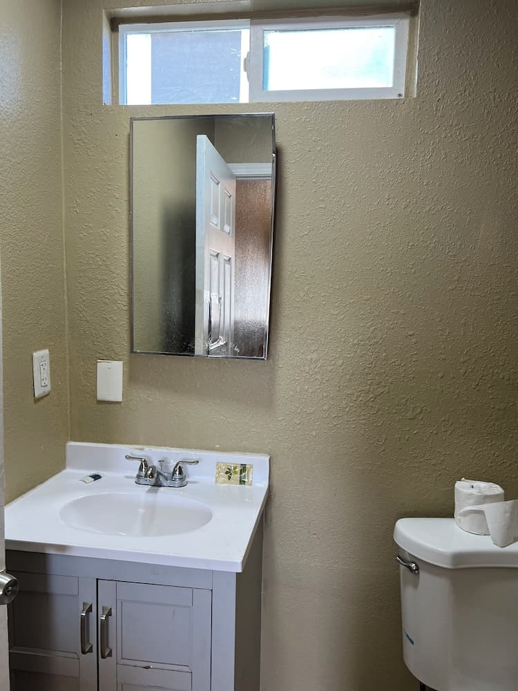 Sai Park Motel interior in Lancaster, CA — gallery photo 2