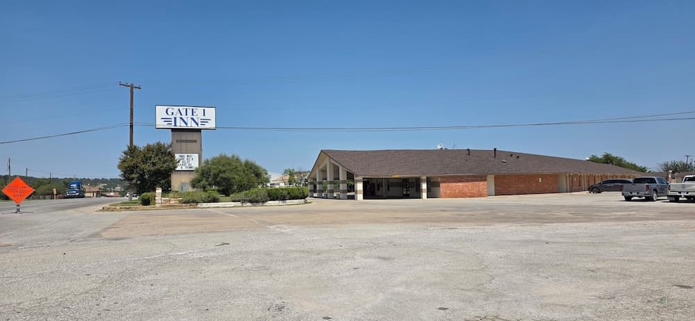 Gate One Inn interior in Brownwood, TX — gallery photo 2
