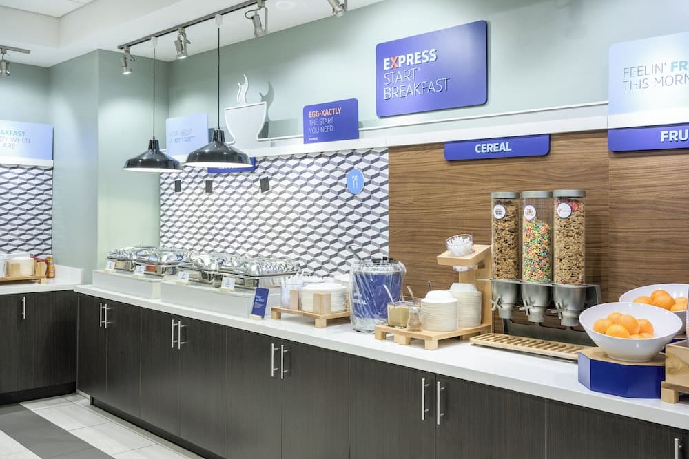 Holiday Inn Express & Suites Phoenix East - Gilbert by IHG gallery photo in Gilbert, AZ — image 41