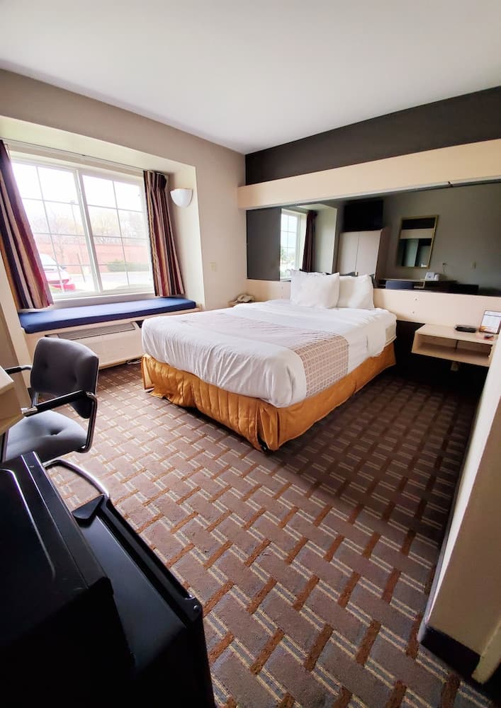 Americas Best Value Inn & Suites Racine gallery photo in Mount Pleasant, WI — image 17