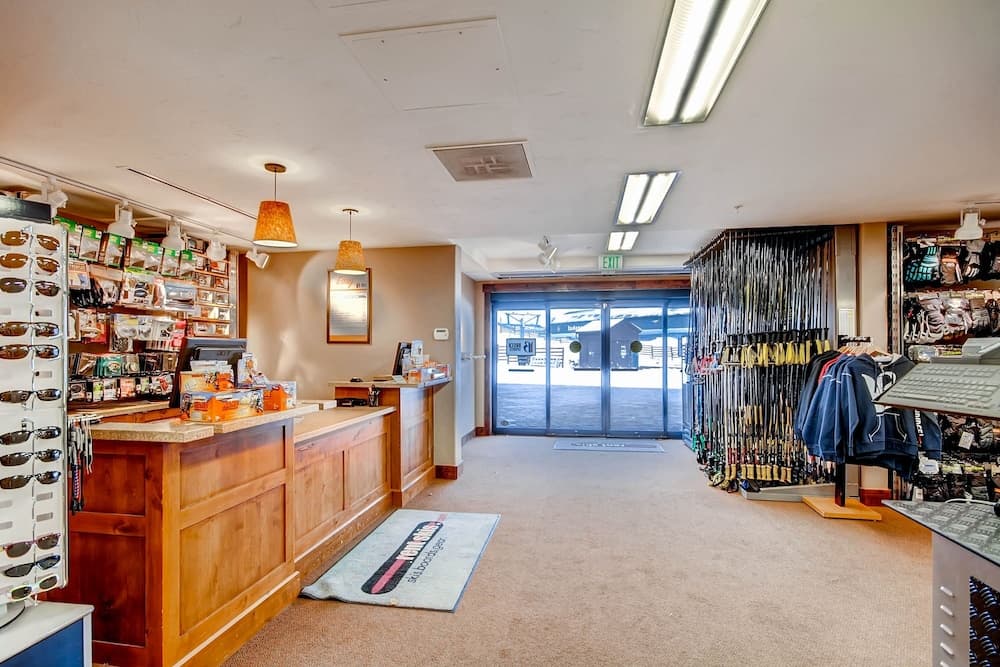 Crystal Peak Lodge 7304 3 Bedroom Condo by RedAwning interior in Breckenridge, CO — gallery photo 2