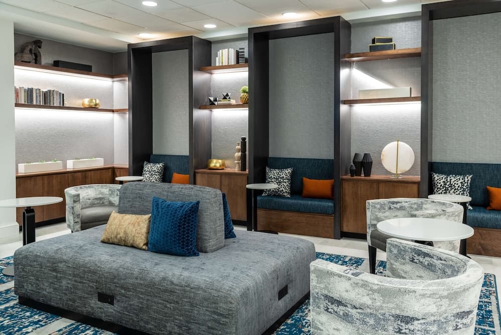 Hilton Garden Inn Arlington/Courthouse Plaza interior in Arlington, VA — gallery photo 2