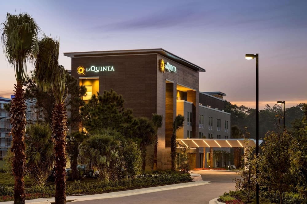 La Quinta Inn & Suites by Wyndham Orlando - IDrive Theme Parks featured exterior or lobby in Orlando, FL — similar hotel