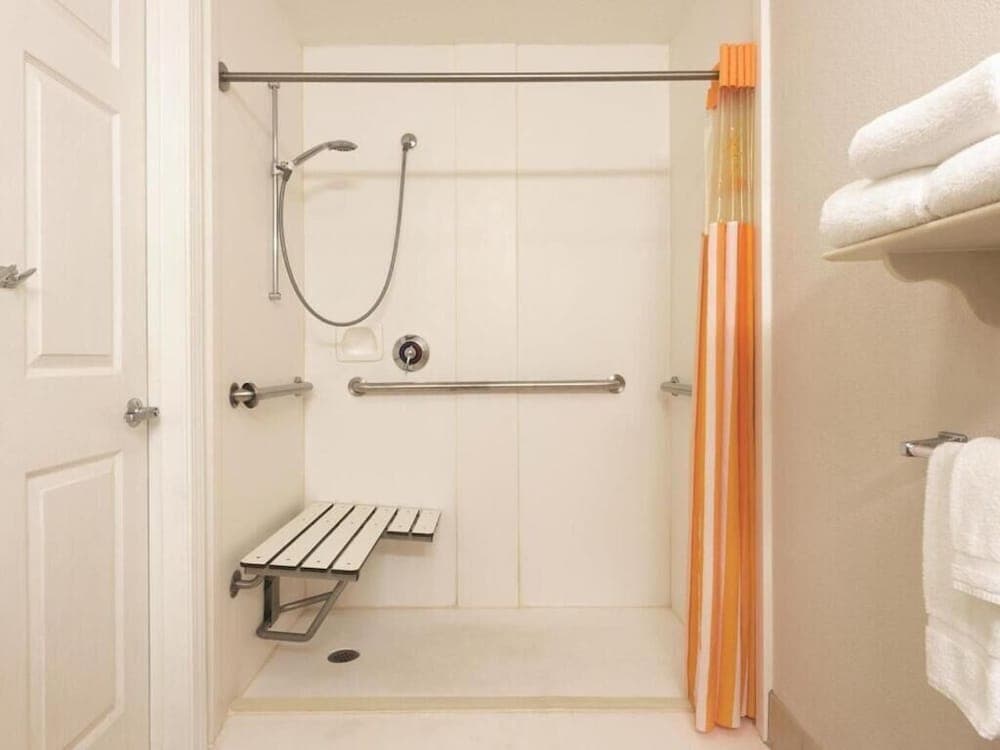 Causeway Inn - Metairie interior in Metairie, LA — gallery photo 2