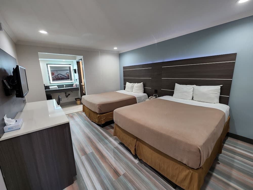 Travelodge by Wyndham Fullerton Near Anaheim gallery photo in Fullerton, CA — image 15