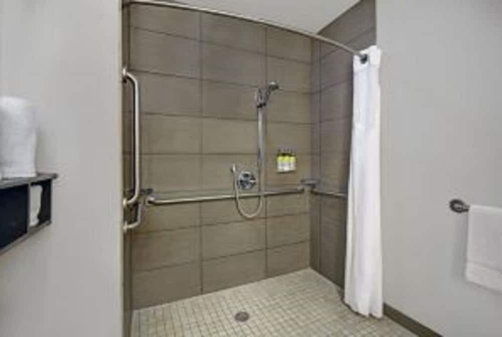 Holiday Inn Express & Suites Detroit Dearborn by IHG gallery photo in Dearborn, MI — image 10