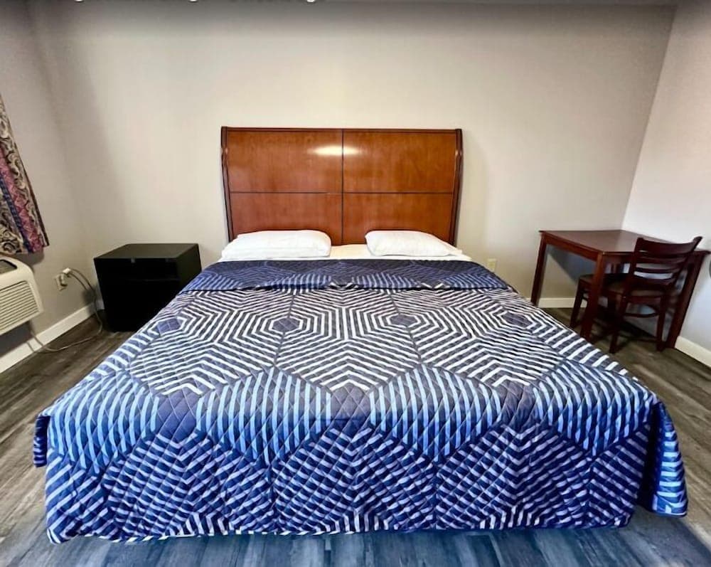 Three Judges Motel property views in New Haven, CT — gallery photo 3