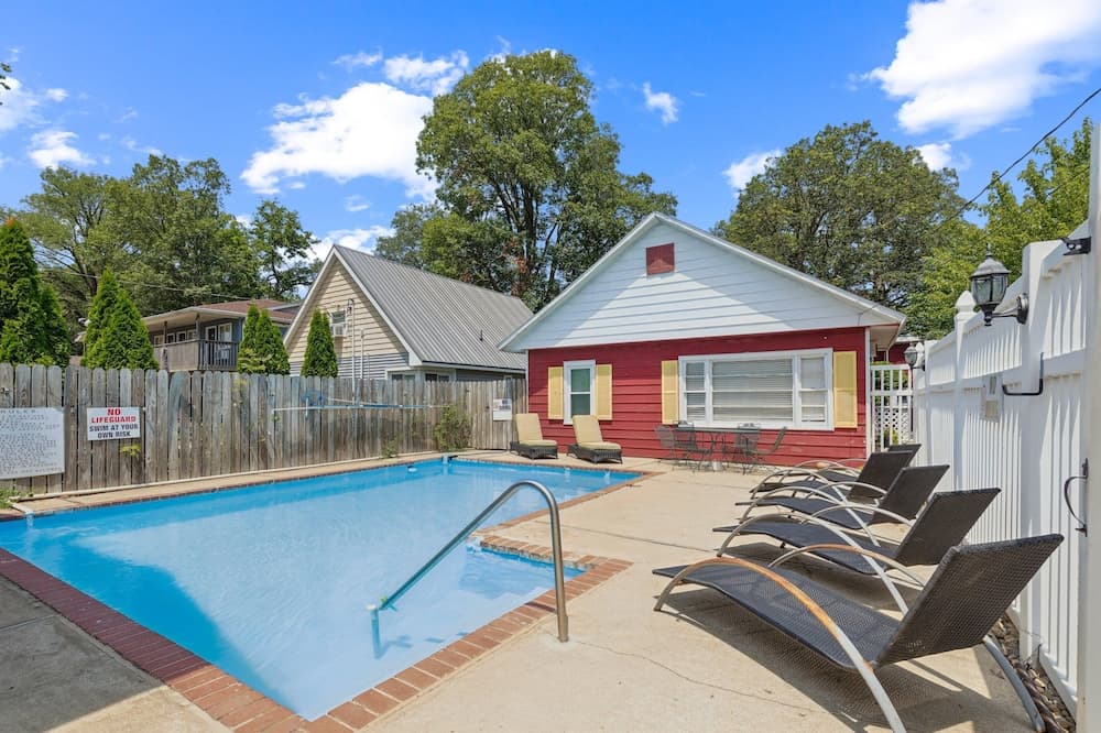 Dave's Last Resort Poolside - Long Stay Discount - Comforting Cabin 2 1 Bedroom Hotel Room interior in Monticello, IN — gallery photo 2