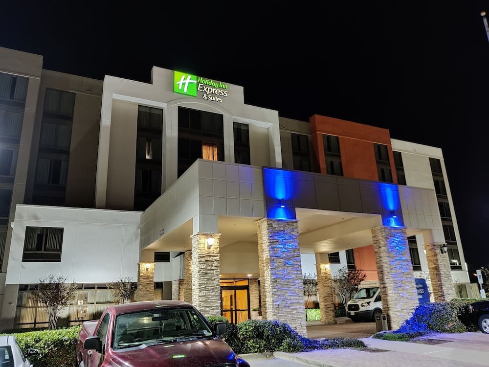 Holiday Inn Express Hotel & Suites DFW Airport South by IHG interior in Irving, TX — gallery photo 2