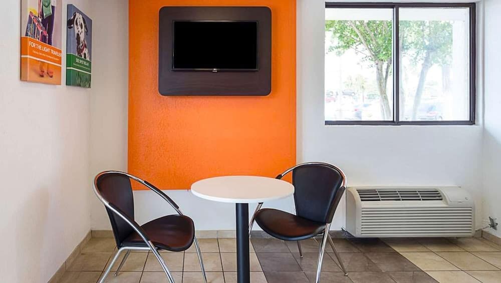 Super 6 Inn & Suites Baton Rouge property views in Baton Rouge, LA — gallery photo 3
