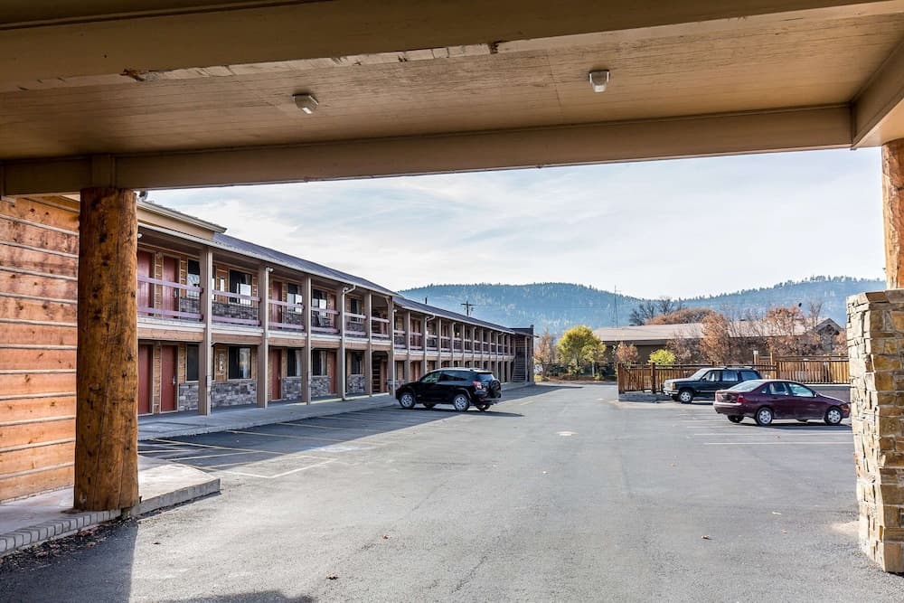 Econo Lodge Inn & Suites Kalispell - Glacier National Park Gateway property views in Kalispell, MT — gallery photo 3
