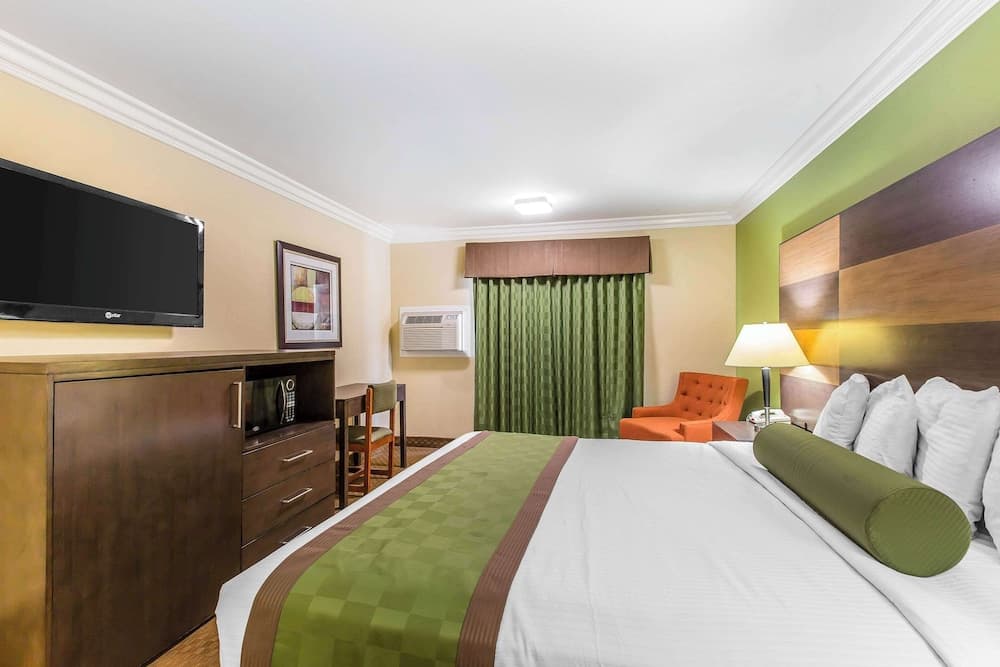 Rodeway Inn & Suites Canyon Lake-Menifee West gallery photo in Menifee, CA — image 22