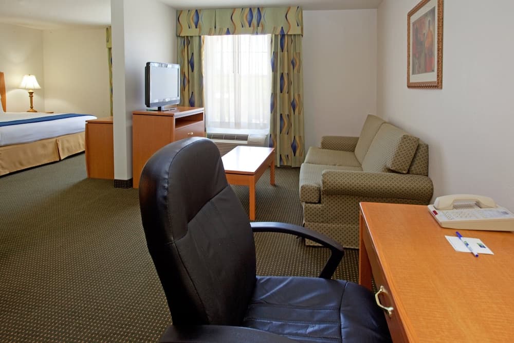 Holiday Inn Express Hotel & Suites Columbus by IHG interior in Columbus, TX — gallery photo 2