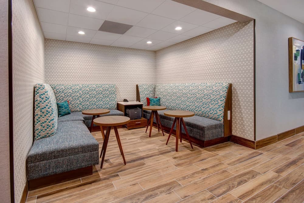 Hampton Inn & Suites Ontario Rancho Cucamonga interior in Rancho Cucamonga, CA — gallery photo 2