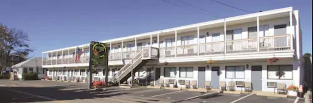 Seagrass Inn featured exterior or lobby in Old Orchard Beach — similar hotel