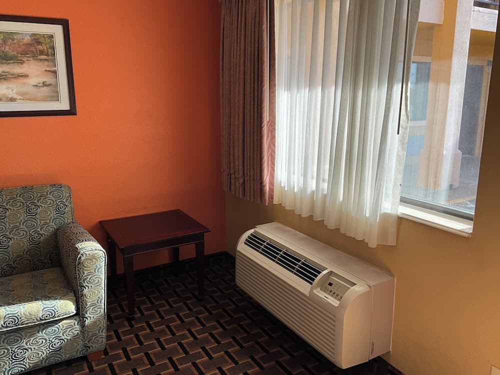Executive inn & Suites interior in La Grange, TX — gallery photo 2