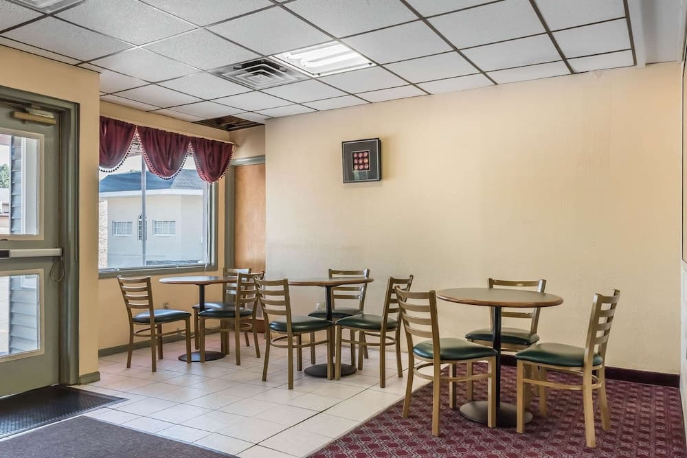Econo Lodge Reading Airport gallery photo in Reading, PA — image 25