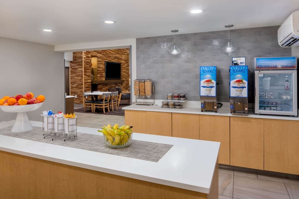 La Quinta Inn & Suites by Wyndham Perry interior in Perry, GA — gallery photo 2
