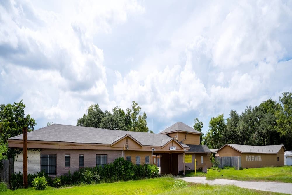 Capital O Parker Motel Clute Jackson Tx 332 — hotel in Clute, Texas