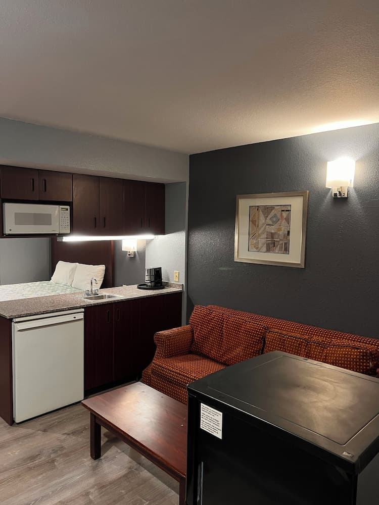 BlissPoint Inn & Suites property views in Northwood, OH — gallery photo 3