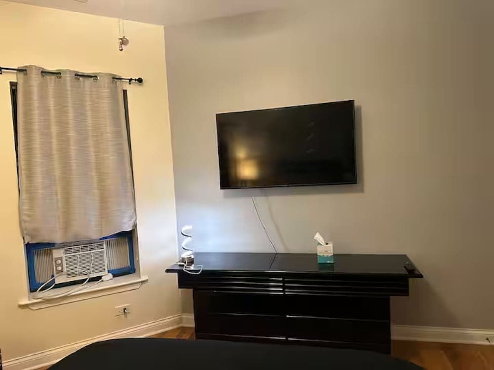 Urban Chicago Oasis interior in Chicago, IL — gallery photo 2