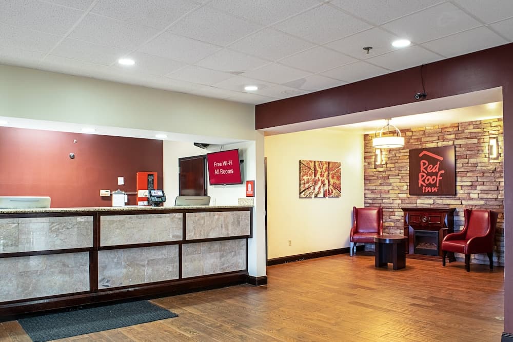 Red Roof Inn & Suites Middletown - Franklin interior in Franklin, OH — gallery photo 2