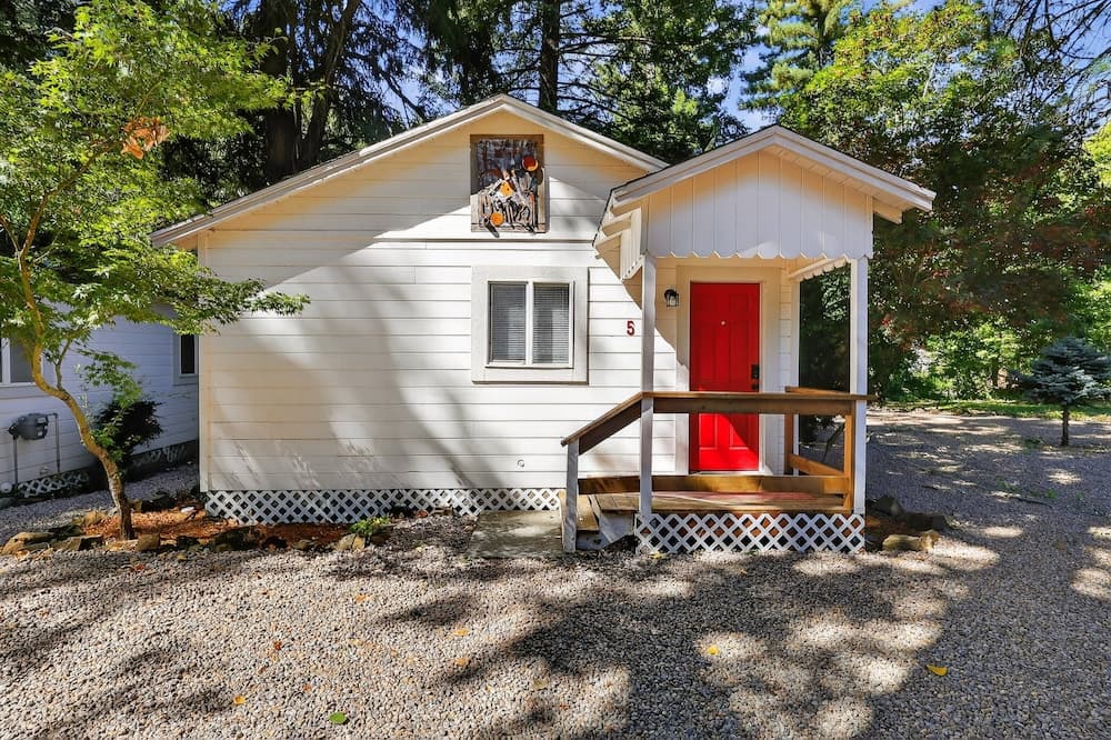 Rouge Cobb Mountain Hotel - Cabin 5 featured exterior or lobby in Cobb, CA — similar hotel