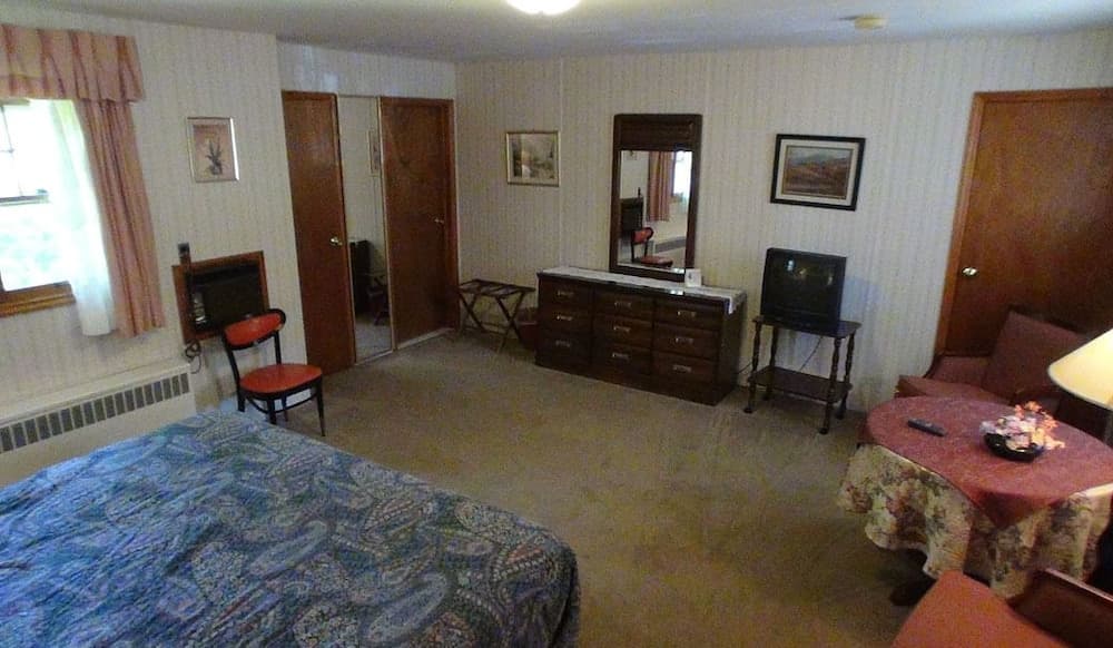 Crystal Brook Resort & Mountain Brauhaus property views in Round Top, NY — gallery photo 3