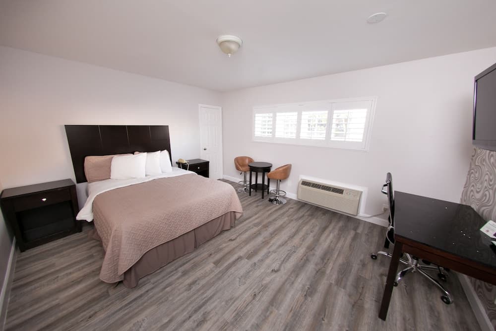 Metropolitan Inn & Suites interior in Los Angeles, CA — gallery photo 2