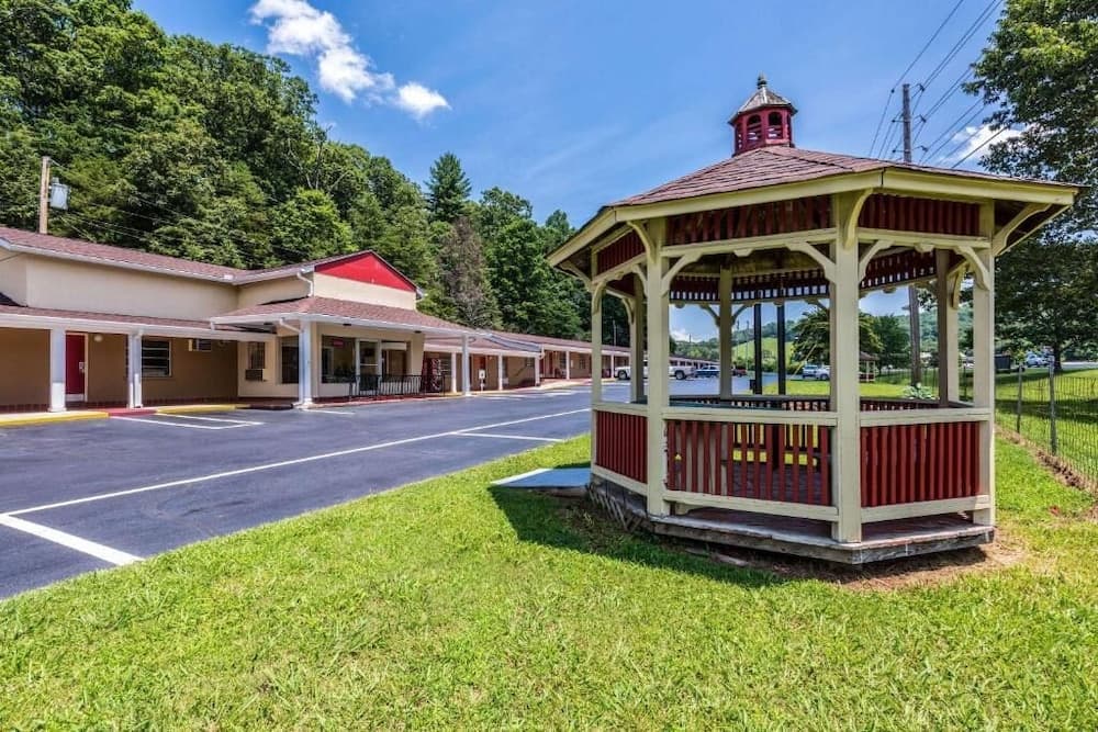 Americas Best Value Inn Franklin featured exterior or lobby in Franklin, NC — similar hotel