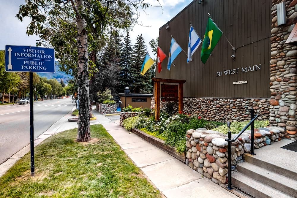 Aspen Mountain Lodge property views in Aspen, CO — gallery photo 3